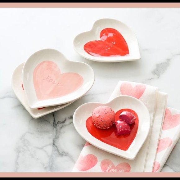 NEW Pottery Barn Set of 4 Watercolor Heart Shaped Stoneware Appetizer Plates - Picture 2 of 5